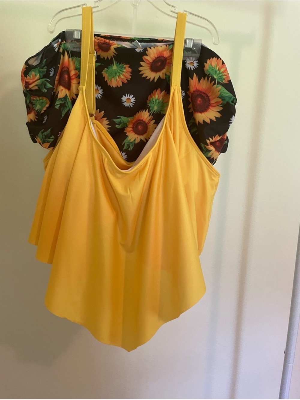 Yellow Flounce Top & Black With Sunflower Bottom. 4X. Like New.